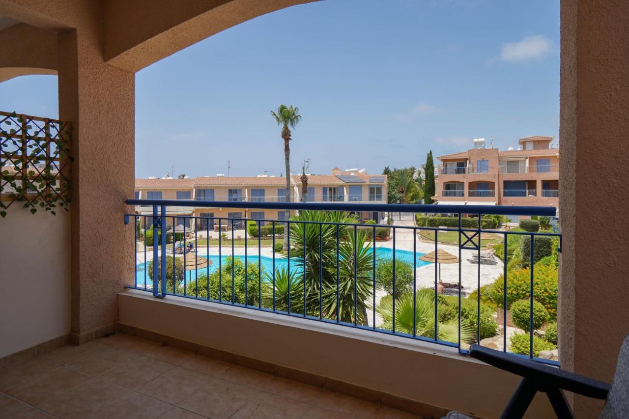 Resitour - Regina Gardens Apartment Пафос Екстериор снимка
