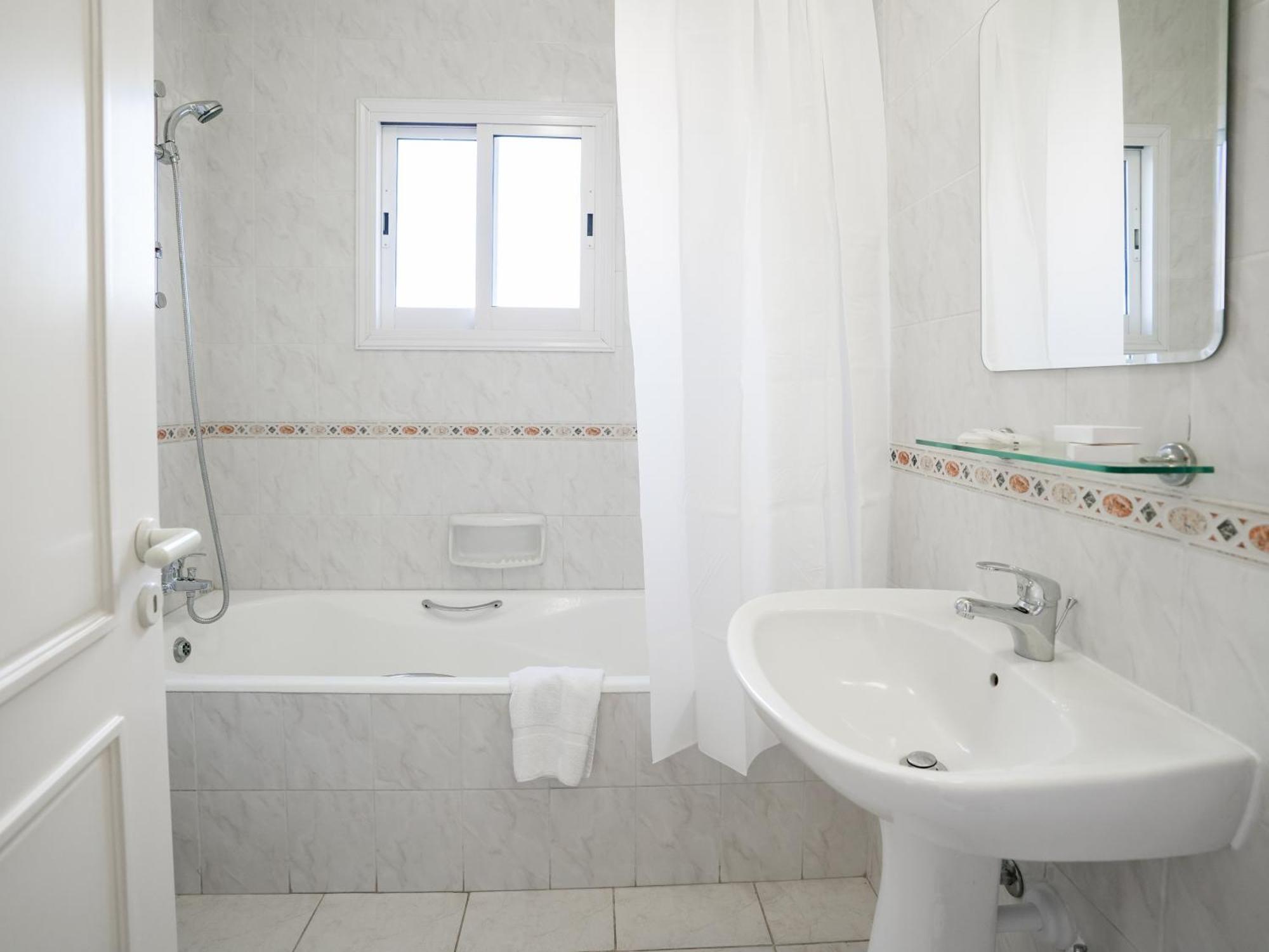 Resitour - Regina Gardens Apartment Пафос Екстериор снимка